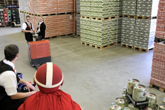 Eine blondine steht mit einem Mikrofon in einer Warenhalle
