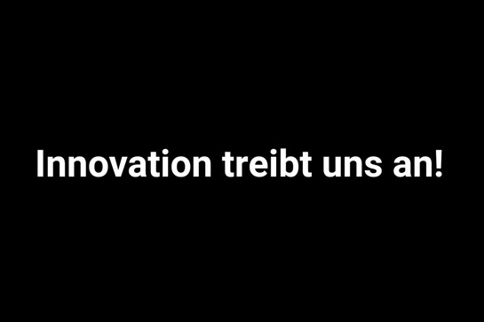 Weißer Slogan "Innovation treibt uns an"