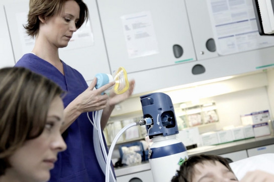 Eine Krankenschwester hält eine Beatmungsmaschine