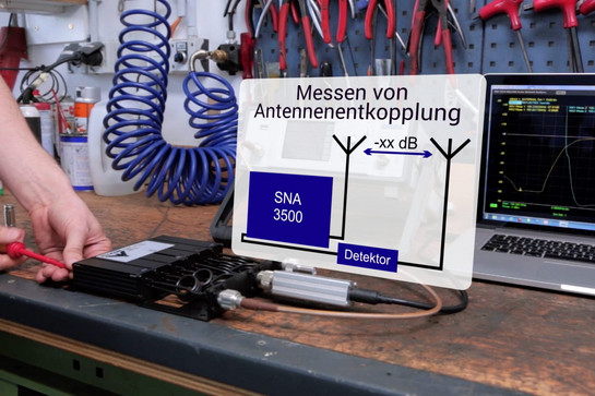 Eine Person misst die Antennenkopplung