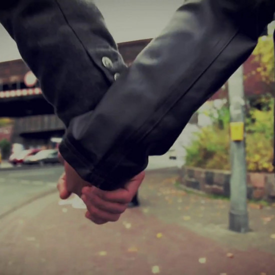 Zwei Personen gehen Hand in Hand