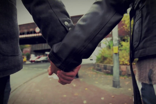 Zwei Personen gehen Hand in Hand