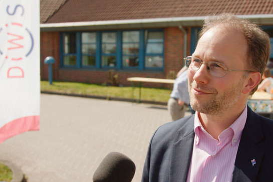 Ein Mann mit Hemd im Interview