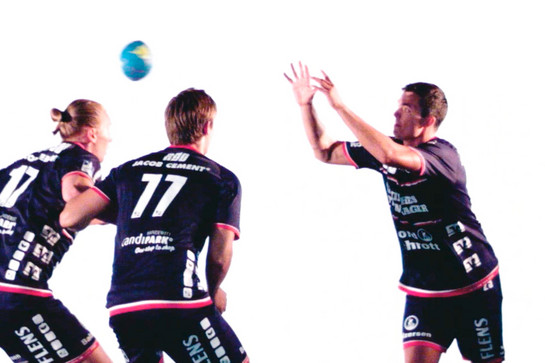 Drei Personen spielen Handball