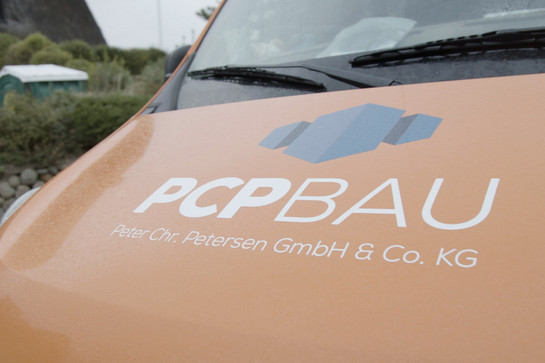 Logo von PCP Bau auf einem PKW