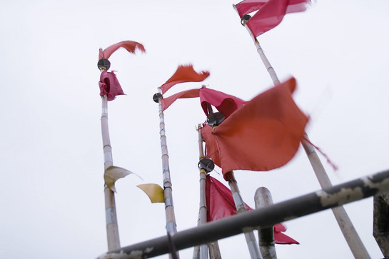 Mehrere roten Fahnen wehen im Wind