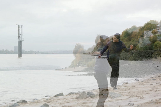 bb_gruppenticket_teaser_04.jpg Zwei sich überlappende Bilder von einem Mann am Strand