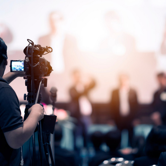 Kameramann filmt Event mit Sprechern