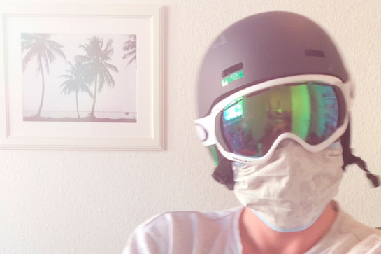 Lars trägt eine Skibrille und eine Maske