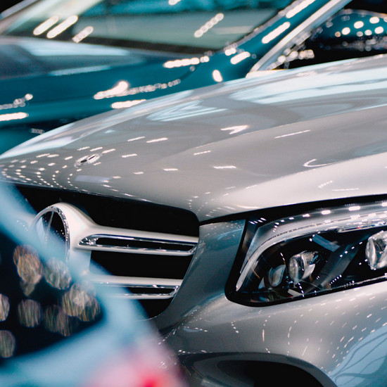 Klaus + Co. Zwei Mercedes Benz stehen in einer Halle