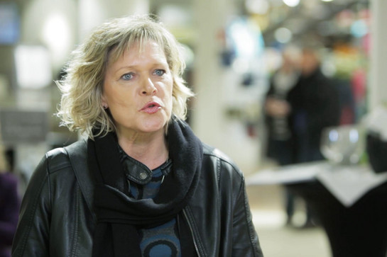 Standbild einer Frau mit schwarzer Lederjacke