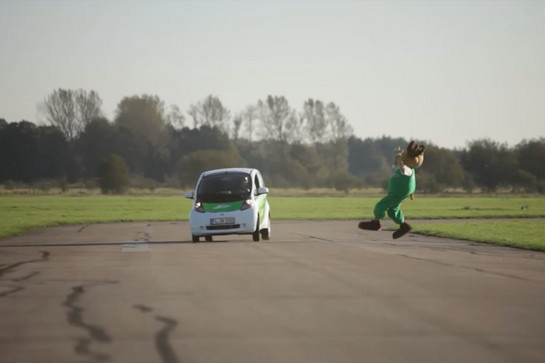 Ein Maskotchen feuert ein Auto an
