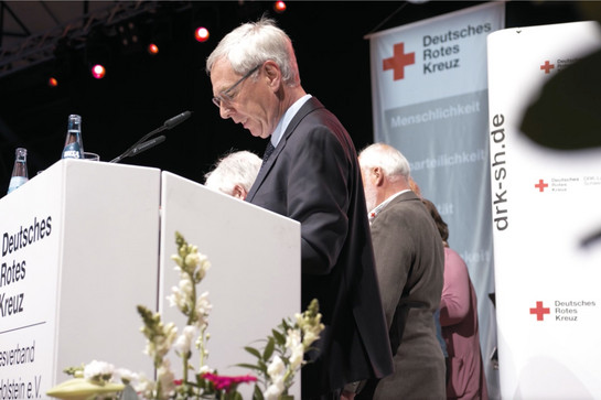 Ein Mann hält eine Rede auf einer Veranstaltung der DRK