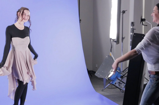 bb_makingcj_teaser_04_hauptteaser.jpg Eine Frau posiert im Kleid vor der Kamera