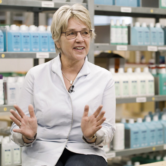 Marmed Geschäftsführerin gestikuliert mit ihren Händen