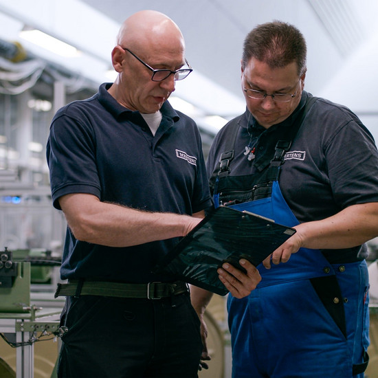 Zwei Männer unterhalten sich