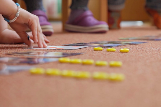 Kindergarten spielt ein Spiel auf dem Boden