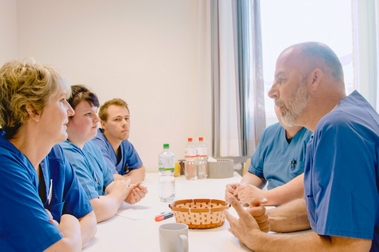 York sitzt mit vier Krankenschwestern an einem Tisch