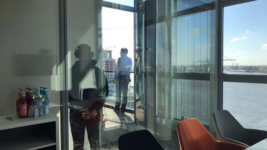 Ein bewegtbild Mitarbeiter trägt Kopfhörer