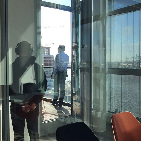 Ein bewegtbild Mitarbeiter trägt Kopfhörer