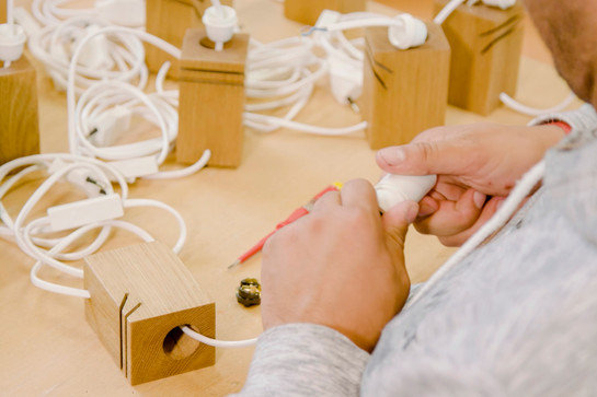 Ein Mann dreht an einem Kabel