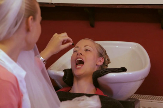 bb_hochzeitcb_teaser_01.jpg <span class='h2'>HOCHZWEI</span> Mitarbeiterin Kristina sitzt beim Friseur