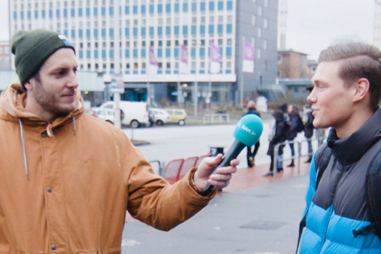 Lars interviewt einen Schuljungen