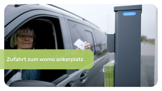 Eine Frau benutzt den Stellplatzautomaten von WDR