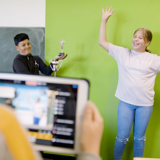 Schüler posieren vor der Kamera