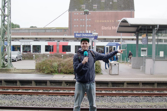 bb_festtagsgruesse_teaser_04_hauptteaser.jpg Ein Mann am Bahnhof von Bad Oldesloe