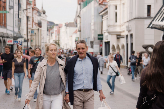 Ein Paar beim shoppen in der Innenstadt