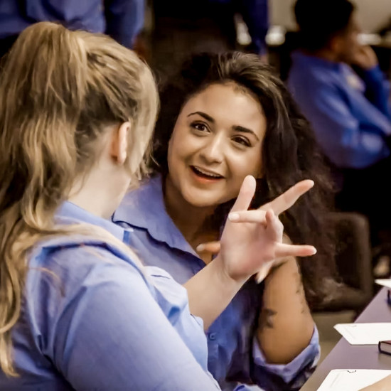 Zwei Frauen sprechen miteinander