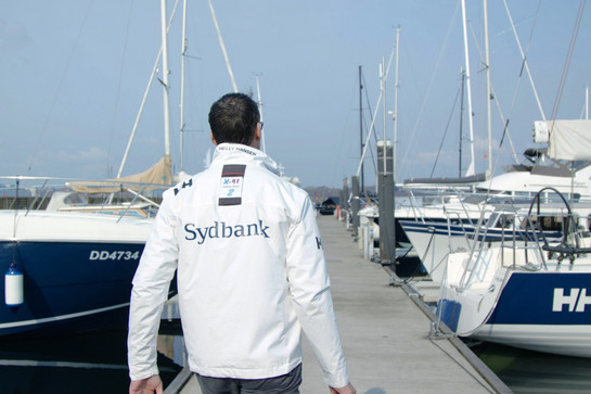Testimonial der Sydbank Sven Christensen läuft Richtung Segelboot.