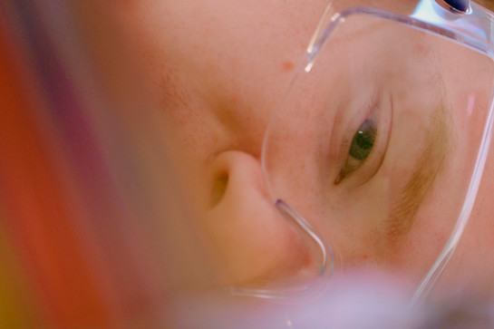 Ein Mann mit Schutzbrille