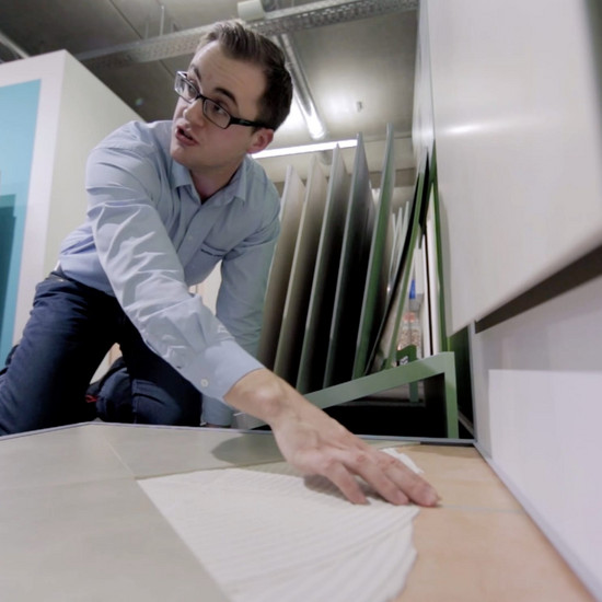 Kompetenzclips 2013 Ein Jacob Cement Mitarbeiter zeigt auf den Boden