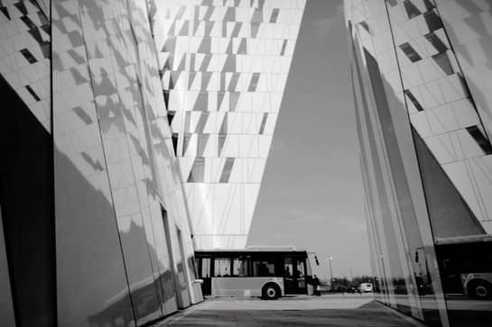 bb_energyeurope_teaser_06.jpg Ein Bus fährt zwischen modernen Gebäuden