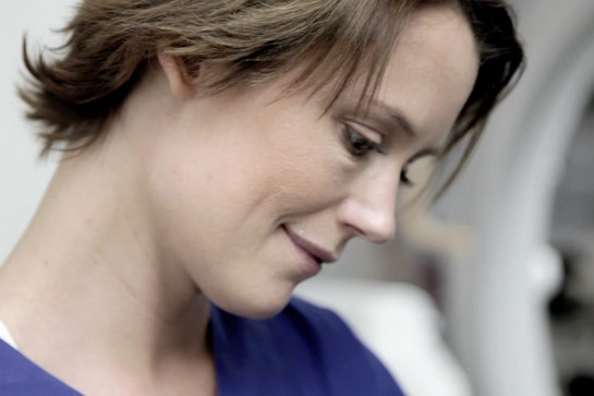 Nahaufnahme einer lächelnden Krankenschwester