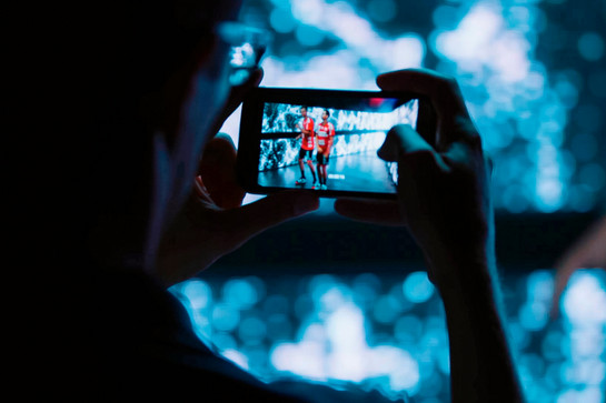 bb_mediaday2018_teaser_03.jpg Eine Person filmt zwei SG Spieler mit einem Smartphone