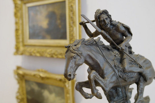 bb_nissenhaus_teaser_02.jpg Eine dunkle Statue eines Reiters auf seinem Pferd