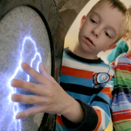 Ein Kind fässt eine Oberfläche an