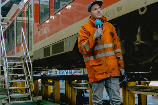 Lars trägt eine schmutzige orangene Jacke