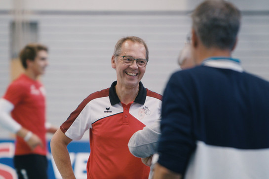 Ein Sporttrainer unterhält sich
