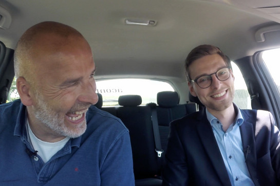 York und ein Mann sitzend lachend in einem Auto