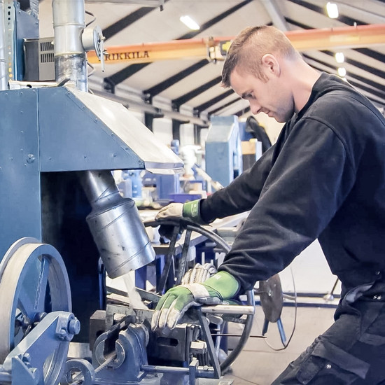 Fyns Kran Ein Mann bedient eine maschine