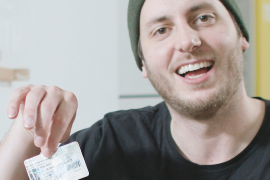 Lars hält sein Semesterticket in der Hand