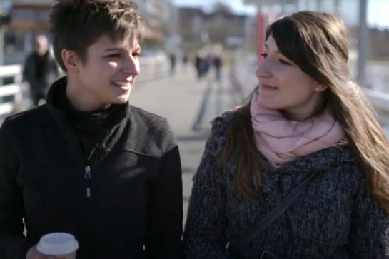 Zwei Frauen gehen gemeinsam am Hafen spazieren