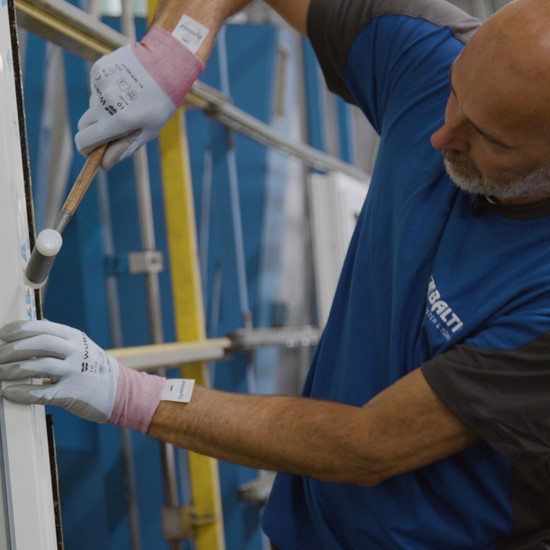 York trägt ein blaues Shirt