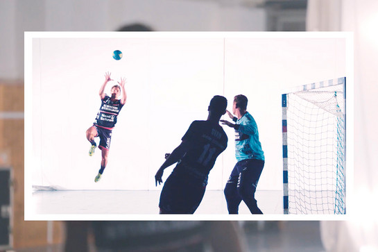 Ein SG Spieler wirft einem anderen den Ball zu