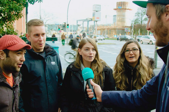 Nah.sh Moderator interviewt vier Personen
