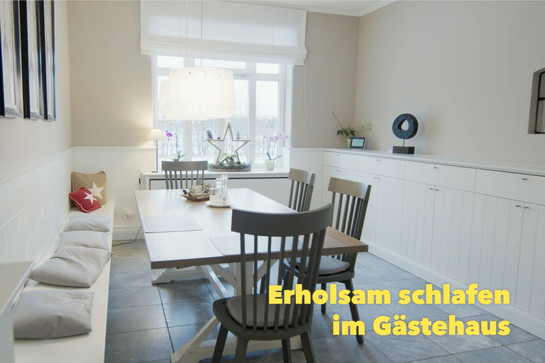 Essbereich und ein gelber Slogan: Erholsam schlafen im Gästehaus